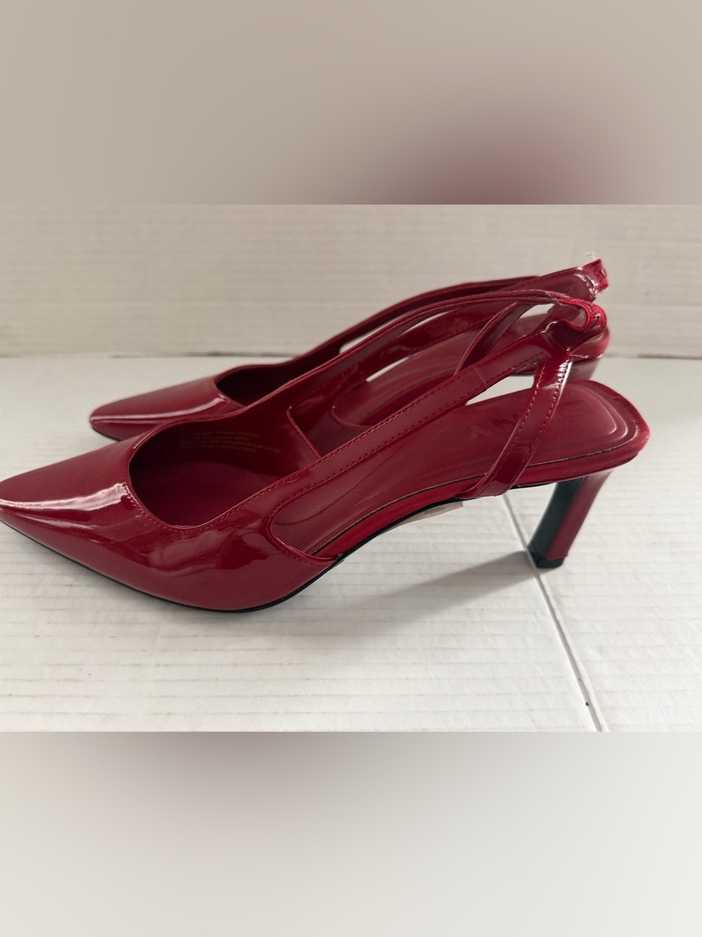 DKNY Women's Carson Pointed-Toe Slingback Pumps Ruby Red patent Heels Size 9.5 - Picture 2 of 6